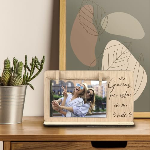 SAQUITOMAGICO Marco de Fotos Gracias por Estar en Mi Vida | Portafotos de Madera con Pinzas y Soporte | Regalo Original y Emotivo para Familiares y Amigos