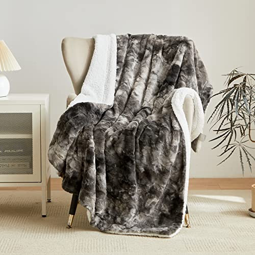 Wajade Kunstfelldecke – Sherpa Schafdecke – Comfort Luxuriöse Flauschige Kuscheldecke – weiche Decke für Couch und Bett – 130 x 160 cm –Grau