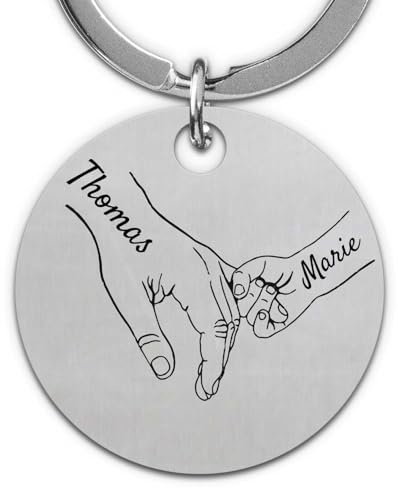 GRAVURZEILE - Schlüsselanhänger mit Gravur - Kinderhände halten Papa - Vielseitig personalisierbar mit Namen & Symbolen - Geschenk für Papa zum Vatertag & Geburtstag - Andenken aus Edelstahl - Ø 3 cm