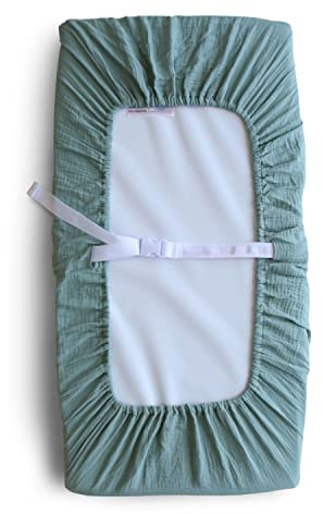 Mushie Waschbar Wickelauflagenbezug | Wickelauflagehbezug 70x45 cm, Passend für Standard-Wickelauflage | Verstellbare Sicherheitsgurte (Roman Green)
