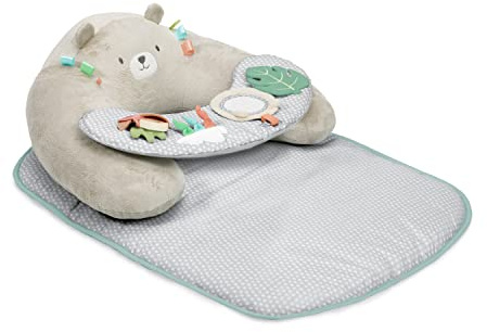 Ingenuity, Tapis d'éveil et siège d'activités 4en1 Cozy Prop Nate, 5 jouets sensoriels, assises et sur le ventre, apprendre à s'asseoir, coussin ourson, unisex, dès la naissance