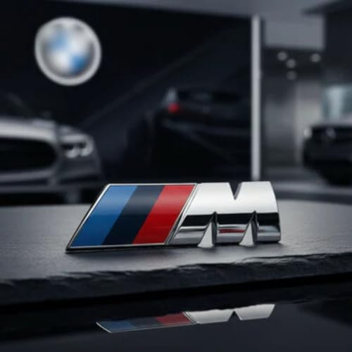 AutoFullCar – Insignia Metálica “M” - Logo de Aluminio 80x30 mm | Emblema Decorativo para Coche | Accesorio Deportivo Exterior e Interior Universal