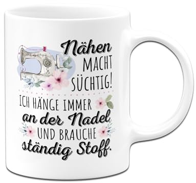 Tassenbrennerei Tasse - Nähen macht süchtig! - Kaffeetasse lustig mit Spruch - Geschenk für nähbegeisterte, Näherin - Geschenkidee für Schneiderin (Weiß)