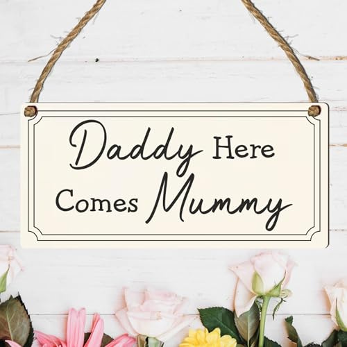 Daddy Here Comes Mummy Wedding Sign – Rustic Hanging Plaque for Wedding Aisle Decoration – Bridesmaid Entrance (Beige & Black, Small: 19 cm (H) × 9 cm (W))