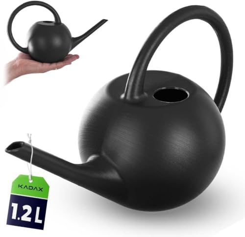 KADAX Gießkanne 1,2L, kleine Blumengießkanne aus Kunststoff für Zimmerpflanzen, Giesskanne mit langem Ausgießer für einfache Bewässerung, Gartengießkanne (Schwarz)