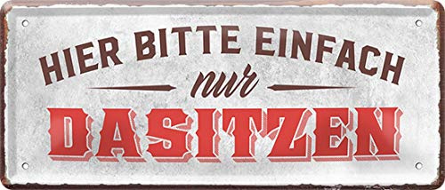 WOGEKA ART Retro Blechschild - Hier bitte einfach nur Dasitzen! Warteraum - witziger Spruch als Geschenk-Idee Geburtstag Weihnachten Dekoration 28x12 cm Vintage-Design Metall 663