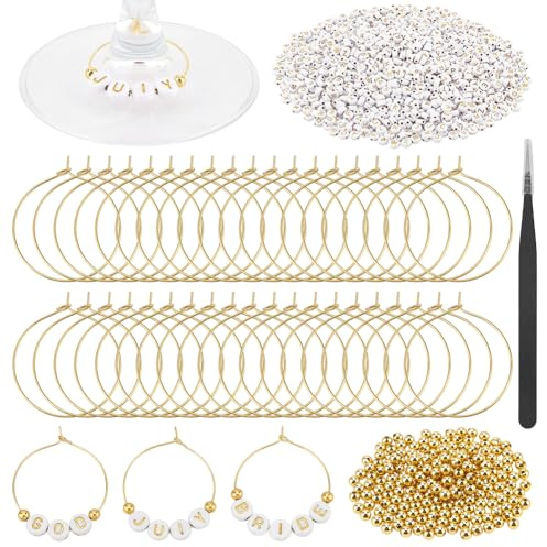 PH PandaHall 100 Sets Weinglasanhänger 1300 Schriftperlen 200 messingsperlen 100 Messingringe 1 Pinzette Personalisiertes Stielglasanhänger Set für Weihnachten Geburtstage Feiertage Partygaben