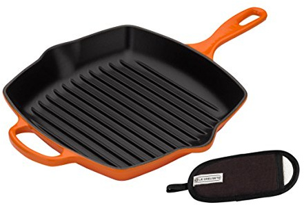 Le Creuset Gusseisen Grillpfanne Signature quadratisch 26 cm, ofenrot & Le Creuset Griffüberzug Klassik schwarz