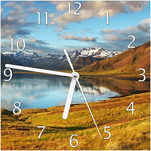 Wallario Design-Wanduhr Bergpanorama mit Spiegelung im See aus Glas, Motiv-Uhr Größe 20 x 20 cm, weiße Zeiger