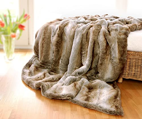 Felldecke Wolf hell aus Fellimitat in 5 Größen als Kuscheldecke und Tagesdecke oder Fellkissen (170 x 220 cm)
