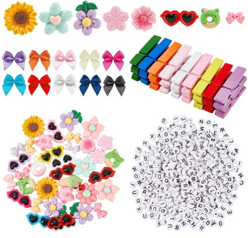 SOFPLATE 2 boîte de 530 pièces de Kit de Bricolage de Pom Pom en Bois Épingles à Linge de Pom Pom Pinces à l'esprit DIY avec Perles de Lettres Breloques en Résine Nœuds en Ruban Accessoires pour Sac