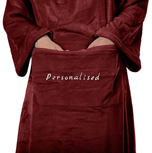 DecoKing Kuscheldecke mit Namen Personalisiert mit Ärmeln Geschenke für Frauen und Männer 150x180 cm Bordeaux Ärmeldecke Microfaser TV Decke Lazy