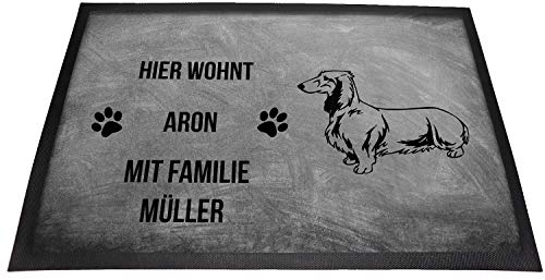 Fußmatte personalisiert mit Namen, lustige Haustürmatte für innen und außen mit Motiv Dackel Langhaar – „Hier wohnt (Name1) mit Familie (Name2), rutschfest und waschbar, 40 x 60 cm, Grau