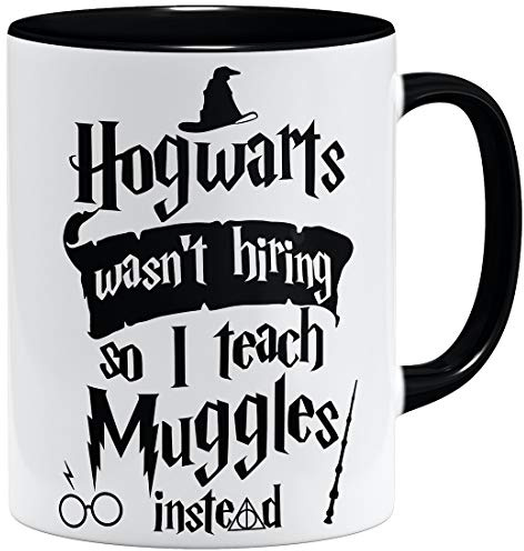 OM3® Hogwarts wasn't hiring so I teach muggles instead Kaffee-Tasse - Keramik Becher - 11oz 325ml - Beidseitig Bedruckt - Schwarz
