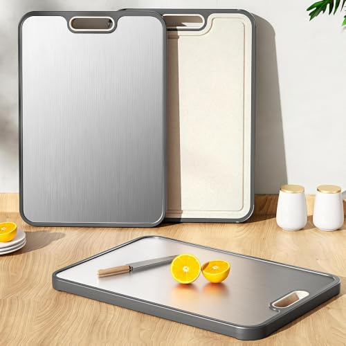 Titan Schneidebrett 38 × 26 cm – Premium Schneidebrett aus reinem Titan, lebensmittelecht – Hygienisch, geruchsneutral & doppelseitig – Rutschfest mit Silikonecken – Küchenbrett mit Saftrille