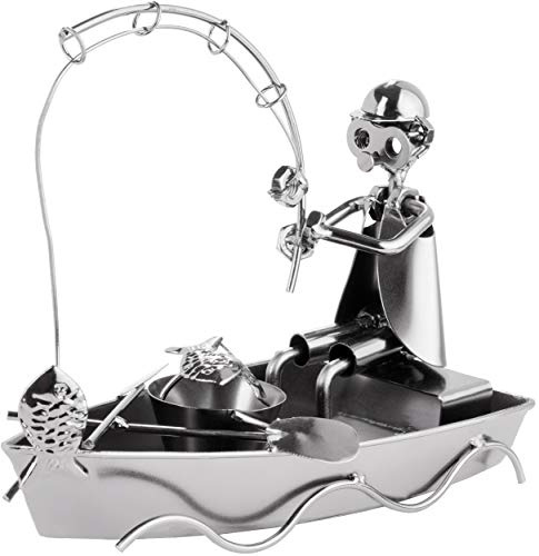 BRUBAKER Schraubenmännchen Angler im Boot - Handarbeit Eisenfigur Metallmännchen Angeln - Metallfigur Geschenkidee für Angler und Fischer
