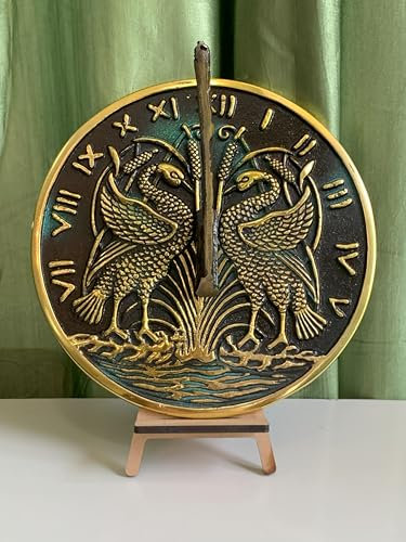 IOTC ARMOURY Messing-Sonnenuhr mit Schwanenmotiv, für Zuhause und draußen, massives Messing mit Grünspan-Highlights – Geburtstagsgeschenk, Hochzeitsgeschenk, Paar-Geschenk, Sonnenuhr