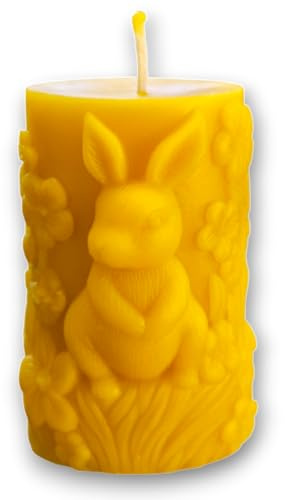 BAYERWALDIMKER | Bienenwachskerze | Stumpen mit Hase A | 9,8 x Ø 7,1 cm | 265 g | Handgemacht | 100% Bienenwachs | Osterkerze | Frühlingsdeko | Geschenkidee | vom Imker