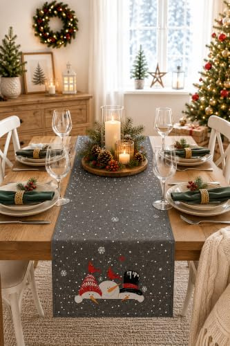 KAMACA Tischläufer 40x140 cm mit filigraner Stickerei Tischdeko für Küche & Esstisch pflegeleicht farbecht Eyecatcher Tisch Dekoration für Herbst Winter Weihnachten (Winterliche Kantengucker)