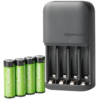 Amazon Basics Batterie ricaricabili NiMH con caricabatterie a 4 alloggiamenti, spina UE, Confezione da 4 AA 2000mAh, Nero