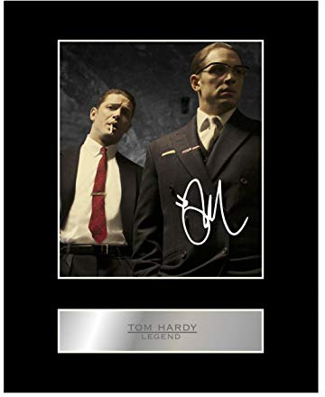 Fotografía montada de Tom Hardy en Legend, firmada