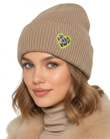 Baesics Wintermütze Taupe mit Leo Herz Damen Herren Unisex, weiche kuschelige Strickmütze Beanie, elastisch und warm, One Size für Herbst und Winter, Alltag und Outdoor, Geschenk Frauen Männer