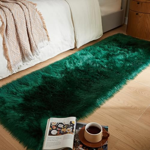 AMTOVO Tappeto in finta pelliccia, verde scuro, ultra morbido, in pelle di pecora, 0,6 x 1,8 m, per camera da letto, divano, decorazione della stanza, rettangolare