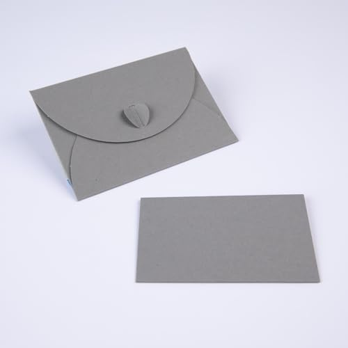 PresentFill® 50 Mini Briefumschläge mit Karten – Schiefer Grau – Kleine Umschläge Mini mit Herz Verschluss und Blanko Karten aus 100% Recycling Kraftpapier zum Selbst gestalten und beschriften
