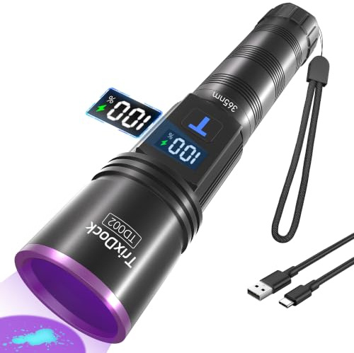 TrixDock 365nm UV Taschenlampe Aufladbar, 4-Kern UV Lampe mit LCD-Display | Starke Schwarzlichtlampe mit Filterlinse, für Scorpion, Bernstein, Geldscheinprüfung, Urin-Detektor, Outdoor