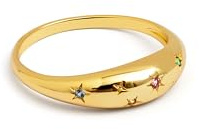 SINGULARU - Bague Spark Color. Laiton avec finition plaquée or 18 Kt. Design fin avec étoiles et zirconias colorées. Tailles 10 à 18.