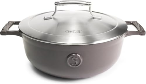 SAVEUR SELECTS Saucier de hierro fundido esmaltado de 3 1/2 cuartos con tapa de acero inoxidable, gris conejo, serie Voyage