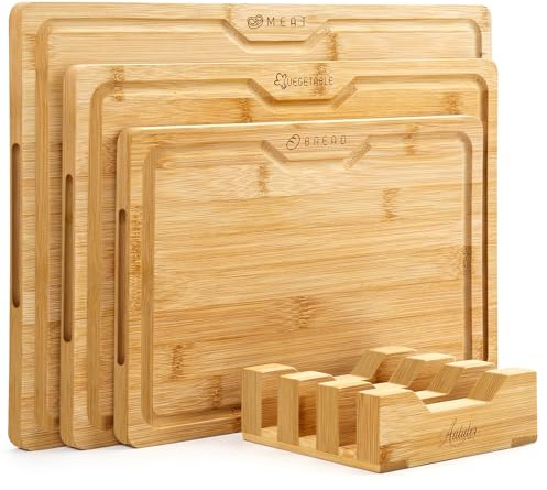 Bambus Schneidebrett Set 3-teilig mit Halter – Große Küchenbretter aus Bambus (40x28 / 36x24 / 30x20 cm), Doppelseitig mit Saftrille für Fleisch, Gemüse & Brot