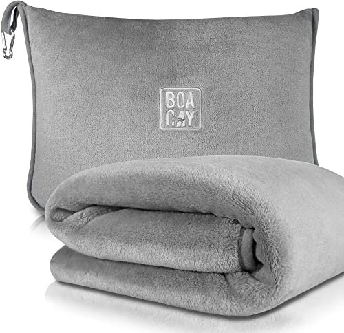 BOACAY Weiche & Warme Reisedecke für Flugzeug & Auto - Unentbehrlich für Lange Flüge für Frauen, Männer, Kinder - Kompaktes Kissen mit Gepäckhülle & Rucksackclip