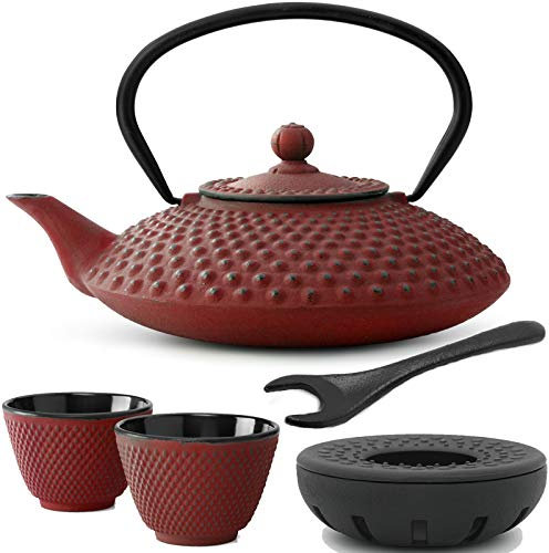 Bredemeijer Teekanne asiatisch Gusseisen Set 1.25 Liter - rote Gusskanne mit Henkel & Edelstahl Tee-Filter Sieb-Einsatz für losen Tee & 2 Teebecher (Tassen) gusseisernen Stövchen & Deckelheber