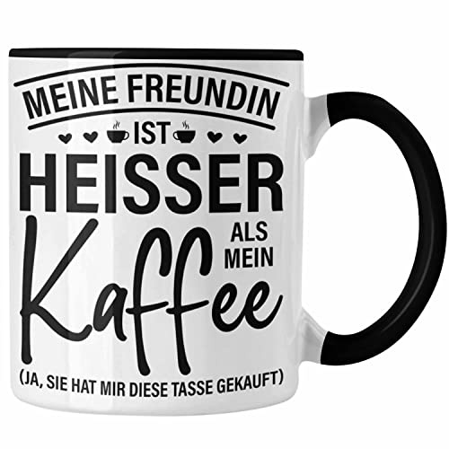 Trendation - Valentinstag Tasse Geschenk Freund Meine Freundin Ist Heisser Als Mein Kaffee Geschnkidee Freund Liebe Lustiger Spruch (Schwarz)