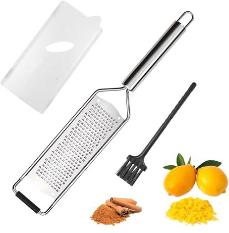 Käsereibe Zitronenreibe, Zester Reibe Fein, Rasiermesserscharfe Premium Edelstahl Reibeoberfläche -Spülmaschinengeeignet inkl. Schutzabdeckung &TPR Griff, für Hartkäse, Zitrus
