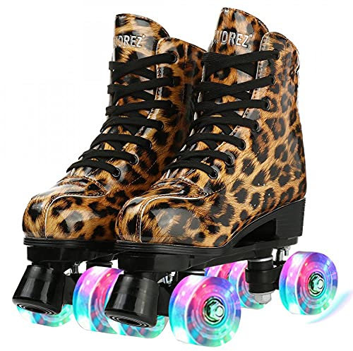 XUDREZ Rollschuhe für Damen, zweireihige Skates, verstellbare Rollschuhe mit Leopardenmuster, perfekte Indoor Outdoor Erwachsene Rollschuhe mit Tasche (Leopard Brown Flash Wheel, 44)