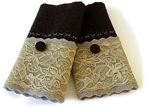 Armstulpen/Pulswärmer mit Spitzenapplikation: Walkwolle (Walkloden, Kochwolle) in dunklem Braun und in Beige-Ton, elastisches Spitzenband in hellem Gelb; Zierstich, Stoffknopf