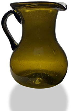 Maison Zoe Glaskrug aus Recycling-Glas Maya - Olive - Durchmesser ≈ 15cm Höhe ≈ 22cm - 100% Handmade - Wasserkaraffe - Krug mundgeblasen - Wasserkrug mit Griff und Ausguss