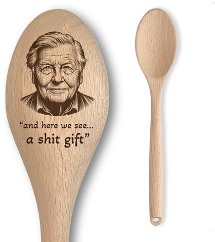 Cuillère en bois gravée humoristique inspirée de David Attenborough – Cadeau de Noël mauvais secret pour adultes – « and here we see… a s**t gift » – Cadeau de pâtisserie abordable et amusant pour