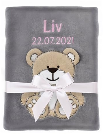 Cozy Racoon Babydecke bestickt mit Namen und Geburtsdatum | Weiche Kuscheldecke für Baby Jungen und Mädchen I Personalisiertes Geschenk zur Taufe, Geburt oder als Erstausstattung I Graue Decke mit Bär