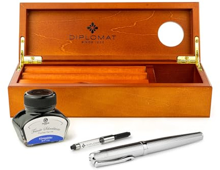 Diplomat Excellence A2 Guillochiert Chrom, Edelstahlfeder M, Füllhalter-Set mit Füllhaltertinte im Tintenglas, Tintenkonverter und Stifteablage aus Holz, Schreibset