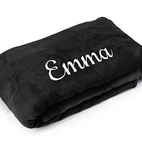 Deitert Kuscheldecke XXL mit Namen oder Wunschtext Bestickt - extra große 240x220 cm gemütliche Sofadecke Wohndecke, weiches Fleece, personalisiertes Geschenk für Männer und Frauen - Schwarz