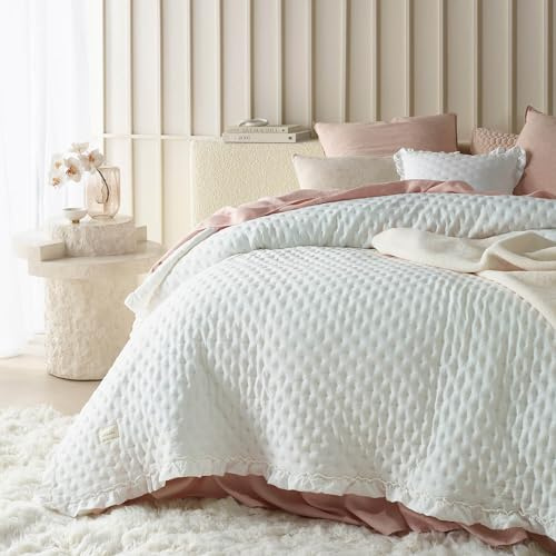 ROOM99 Molly Elegante Tagesdecke in Off White 240 x 260 cm Vielseitige Wohndecke als Bettüberwurf oder Sofaüberwurf Überwurfdecke für Bett und Sofa Steppdecke Stil Ideal als Bedspread
