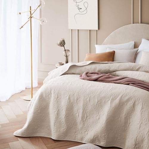 ROOM99 Leila Elegante Tagesdecke in Creme 200 x 220 cm Vielseitige Wohndecke als Bettüberwurf oder Sofaüberwurf Überwurfdecke für Bett und Sofa Steppdecke Stil Ideal als Bedspread