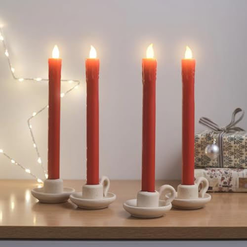 Lights4fun 4er-Set Rote Stabkerzen aus Echtwachs | mit LED-Flamme | Batteriebetrieben und mit Fernbedienung | Weihnachtsdeko für Innen | Echtwachskerzen Adventskerzen | Maße (H) 25 x (D) 2 cm