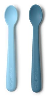 Muchmellow - Set Silicone MADE IN ITALY 2 Pezzi, Cucchiaino svezzamento Silicone con Custodia da Viaggio, Ergonomici, Plastic Free, BPA Free, Lavabile Lavastoviglie (Azzurro + Blu)