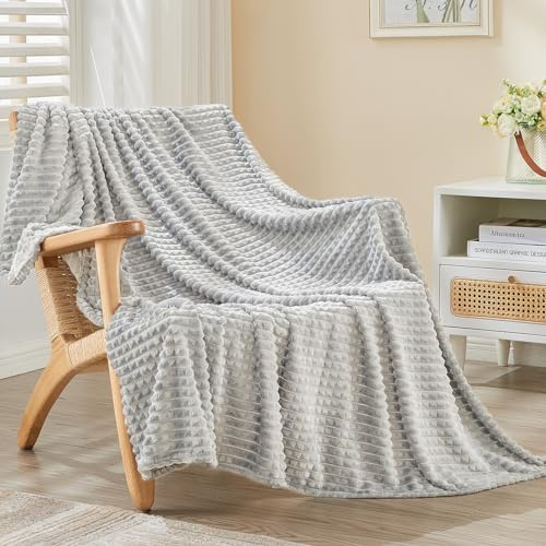EMME Kuscheldecke 200x230 Fleece Weich Warm Flauschig Hellgrau Tagesdecke | OEKO-TEX Zertifiziert Mit 3D-Touch-Erlebnis Als Überwurfdecke Couchdecke Sofadecke Wohndecke Für Erwachsene Ganzjährig