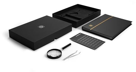 Leuchtturm 370109 Starter Set Philatelie - 4-teiliges Einsteiger-Set mit Einsteckbuch, Zähnungsschlüssel, Briefmarken-Pinzette, Lupe