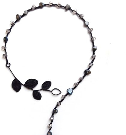 collana foglie all'uncinetto, nera, collana lariat/a cravatta con cristalli di vetro e perline di madreperla, artigianato italiano, made in Italy